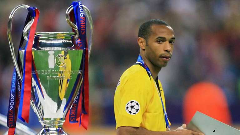 Thierry Henry privind cu amar trofeul pierdut din finala Champions League 2006